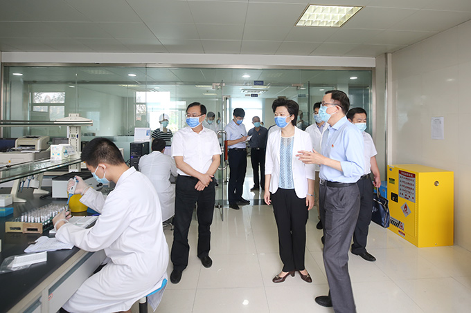 省衛生健康委主任、黨組書記譚穎蒞臨我所督導疫情防控和安全生產工作